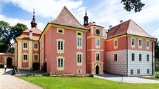 V Kolod�j�ch nad Lu�nic� si mohou turist� prohl�dnout z�mek Mitrowicz.