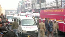 Ambulance a poární vz v Dillí na míst poáru, pi kterém zahynuly desítky...
