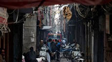 Pi mohutném poáru v centru indické metropole Dillí zahynulo nejmén 43 lidí...