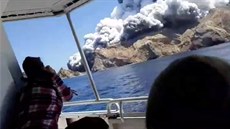 Na novozélandském ostrůvku White Island vybuchla sopka. V tu chvíli u ní byly...