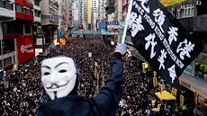 Organizátoi demonstrace v Hongkongu tvrdí, e pilákali do ulic kolem 800 000...