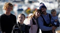 Greta Thunberg dorazila po t�ítýdenní plavb� do Lisabonu, odkud zamí�í na...