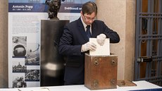 Hlavní archivá� �NB Jakub Kunert vkládá do �asové schránky dokumenty spole�n� s...