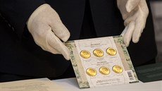Hlavní archivá NB Jakub Kunert ukazuje soubor dvacetikorunových mincí, které...