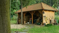 Jako zajímavý nápad se jeví opodál situovaný domek na palivové dřevo, ve kterém...