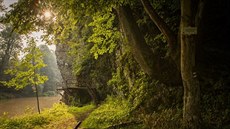 Turisté projdou malebné údolí eky Lunice. Narazí i na skalní stny a tunely....