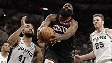 James Harden z Houstonu proniká obranou San Antonia, Trey Lyles (vlevo) a Jakob...