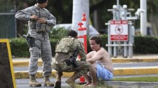 Bezpečnostní složky mluví s mužem po střelbě na americké vojenské základně...
