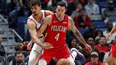 JJ Redick (v popedí) z New Orleans v souboji s  Dariem ariem z Washingtonu.