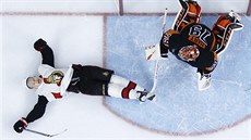 Brady Tkachuk z Ottawy padá p�ed branká�em    Carterem Hartem z Philadelphie.