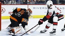 Anthony Duclair z Ottawy v anci ped brankáem  Carterem Hartem z Philadelphie.