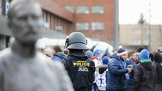 Policie doprovázela fanoušky Komety hned od hlavního nádraží ke stadionu.