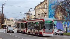 Jedna z tramvají olomouckého dopravního podniku na zastávce u hlavního vlakového nádraí.