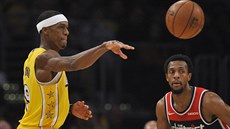 Rajon Rondo (vlevo) z LA Lakers pihrává kolem Ishe Smithe z Washingtonu.