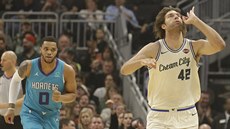 Robin Lopez (42) z Milwaukee slaví svou trojku, v pozadí Miles Bridges z...