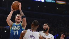 Luka Don�i� (vlevo) z Dallasu si vysko�il nad LeBrona Jamese (23) a Anthonyho...