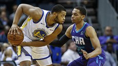 Omari Spellman (vlevo) z Golden State si hledá píleitost k ataku kolem P. J....