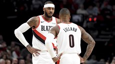 Carmelo Anthony (vlevo) a Damian Lillard debatují o he Portlandu.