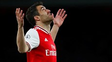 Sokratis Papastathopulos z Arsenalu se modlí ped zápasem Premier League.