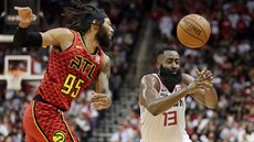 DeAndre' Bembry (vlevo) z Atlanty pozoruje, co s míem provede James Harden z...