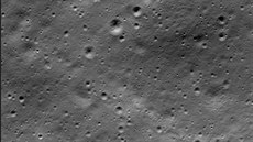 Snímek povrchu Msíce v oblasti dopadu sondy Vikram po jejím dopadu