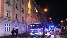 Ve�erní po�ár v bytovém dom� v Praze v ulici Jana �elivského napáchal �kodu asi...