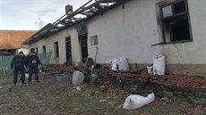 Po no�ním po�áru rodinného domu v Sovoluskách na P�elou�sku byla nalezena torza...