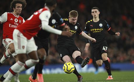Kevin De Bruyne, záloník Manchesteru City, stílí gól v utkání proti Arsenalu.