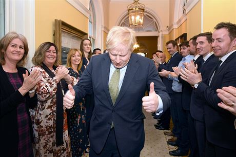 Zamstnanci sídla britského premiéra na Downing Street vítají Borise Johnsona...