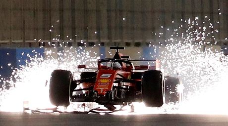 Sebastian Vettel a jeho problémy s monopostem Ferrari ve Velké cen Bahrajnu...