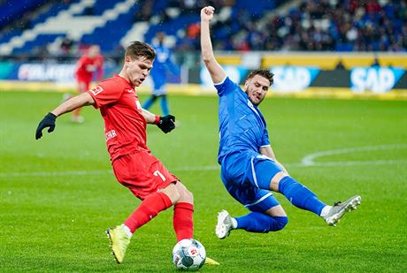 Ermin Biaki (vpravo) z Hoffenheimu se snaí zablokovat pokus Floriana...