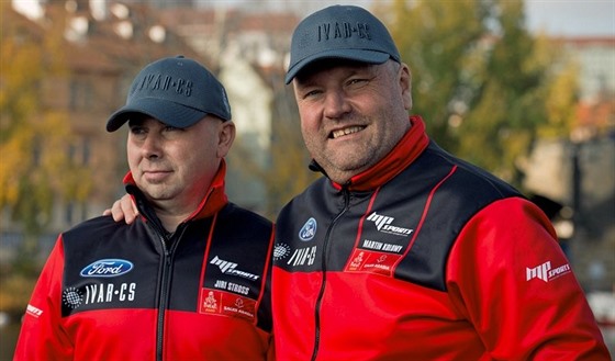 Martin Kolomý s navigátorem Jiřím Strossem před startem Rallye Dakar. 