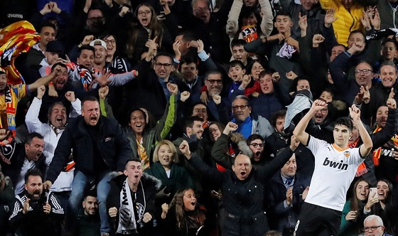 Carlos Soler z Valencie slaví svůj gól proti Realu Madrid.