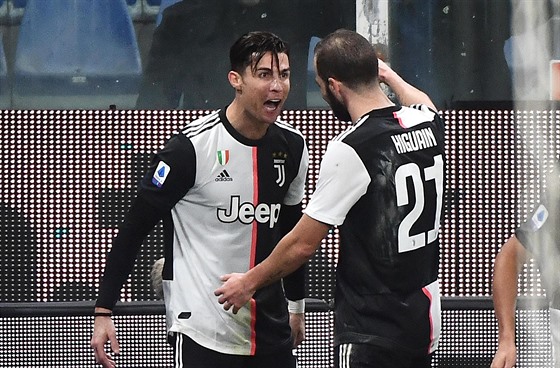 Cristiano Ronaldo (vlevo) a Gonzalo Higuaín oslavují gól Juventusu na hřišti...