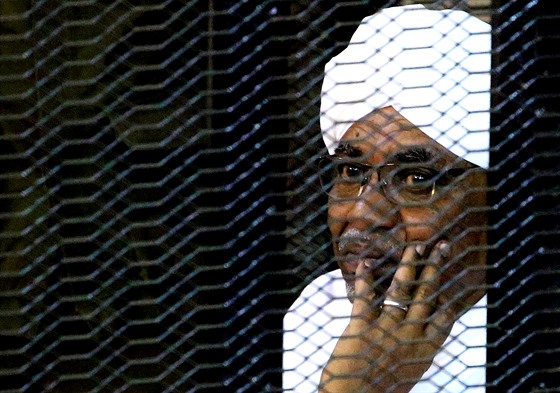 Bývalý súdánský prezident Umar Baír pi soudním líení. (14. prosince 2019)