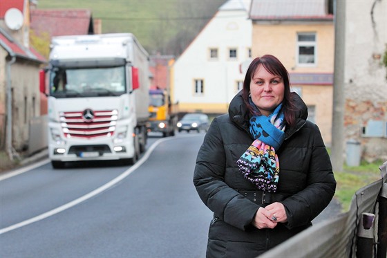 Starostka Stráe nad Ohí Jana Viková u silnice I/13 ped obecním úadem.