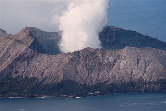 Sopka na novozélandském ostrov White Island (12. prosince 2019)