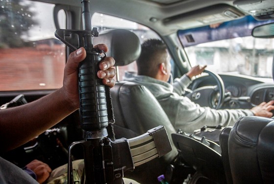 Mexická policie pátrá po lenech drogových kartel ve stát Michoacán. (22....