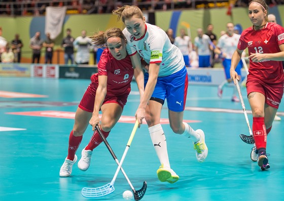 Eliška Krupnová (v bílém) v semifinále MS proti Švýcarsku