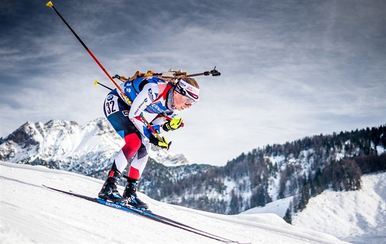 Eva Kristejn Puskaríková na trati stíhacího závodu v Hochfilzenu