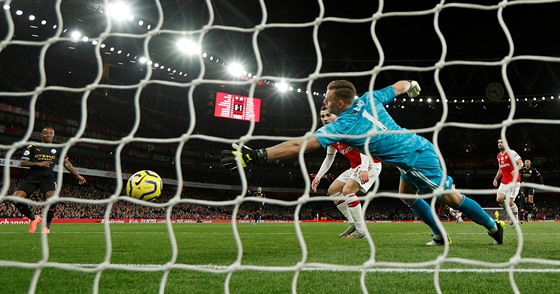 Bernd Leno, branká Arsenalu, inkasuje gól od Raheema Sterlinga z Manchesteru...