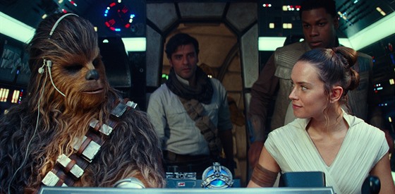 Zleva: Chewbacca alias vejkal, Poe Dameron, Finn a Rey letí vstíc...