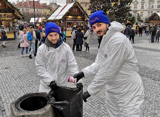 Obas se njaký kelímek i tácek ocitne mimo ko.