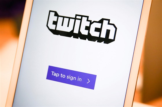 Logo streamovací sluby Twitch na displeji mobilního telefonu.