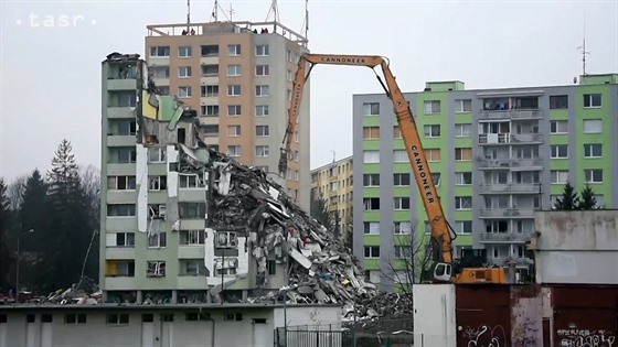 V Preov skonili hlavní práci pi bourání bytovky