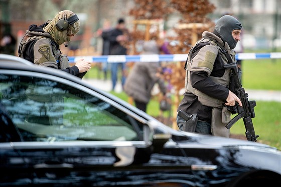 Policisté zasahují ped Fakultní nemocnicí Ostrava. (10. prosince 2019)