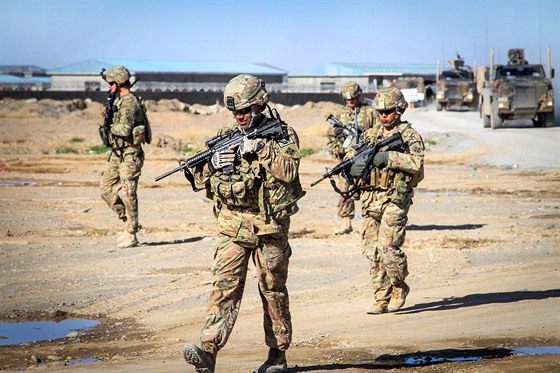 Amerití mariáci bhem patroly v afghánském Kandaháru (2014)