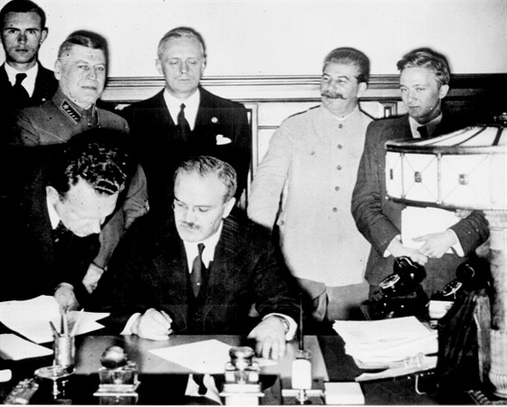 Pakt RibbentropMolotov byl uzaven 23. srpna 1939 v Moskv. Je pojmenovaný po...