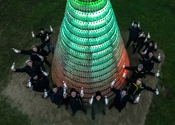 Parta stavebních dělníků ze severoněmeckého Oersdorfu vytvořila vánoční strom z...
