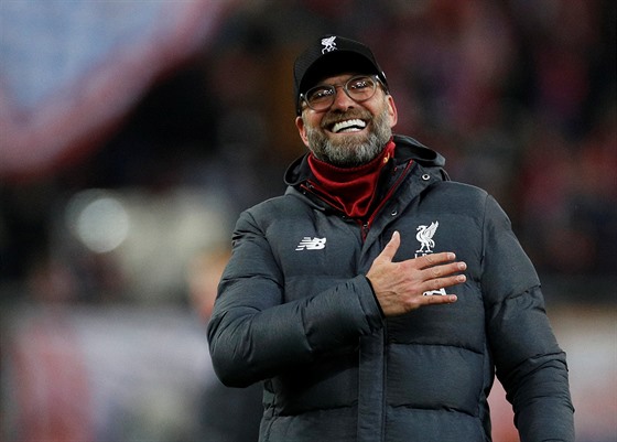 Trenér Liverpoolu Jürgen Klopp se raduje z postupu do osmifinále Ligy mistrů.